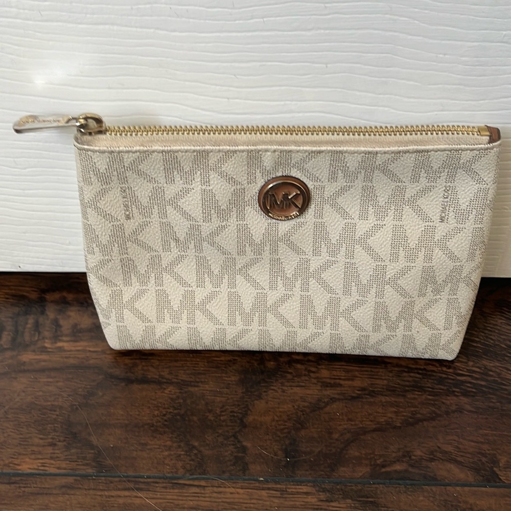 Pre-loved medium sized Michael kors pouch.